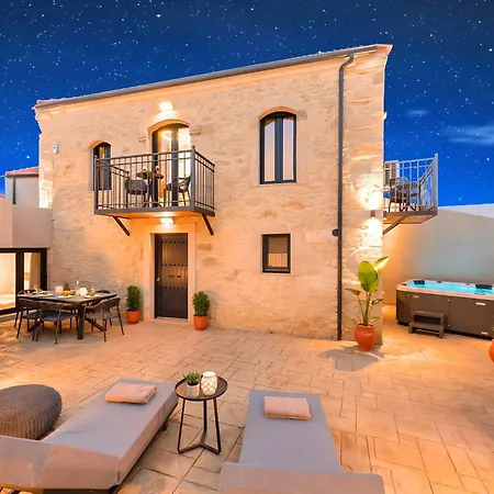 Roustico Luxury Heated Whirpool
